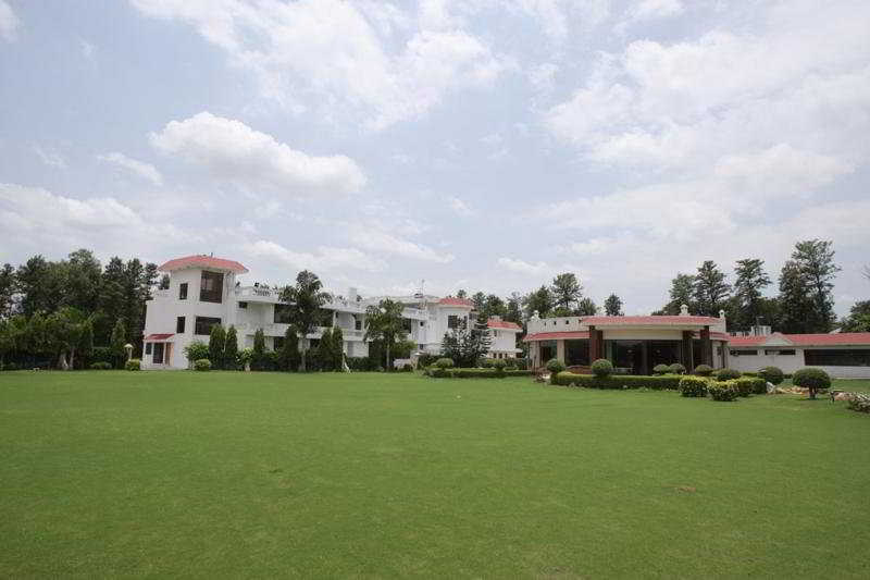 Hotel Clark Greens New Delhi Bagian luar foto