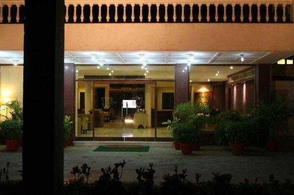 Hotel Clark Greens New Delhi Bagian luar foto